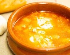 Descubre la auténtica receta de la deliciosa sopa de ajo de Teruel: un imprescindible de la gastronomía turolense